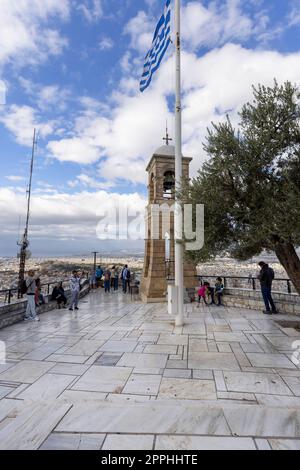 Piattaforma di osservazione in cima al monte Lycabettus con il campanile della cappella di San Giorgio, Atene, Grecia. Foto Stock