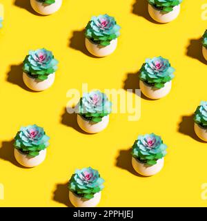 Modello estivo realizzato con succulente cactus su sfondo giallo. Concetto estivo minimal trendy. Foto Stock