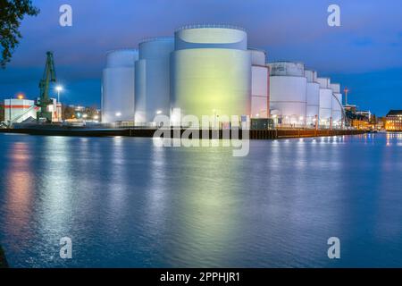 Serbatoi di stoccaggio per il petrolio greggio di notte visto a Berlino Foto Stock