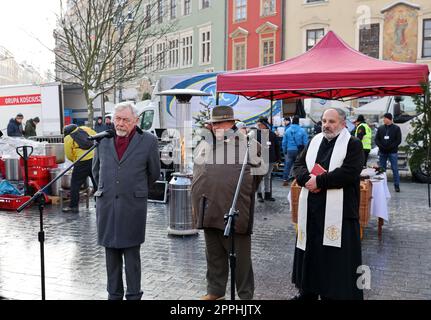 Vigilia di Natale per poveri e senzatetto sulla piazza principale di Cracovia. Foto Stock