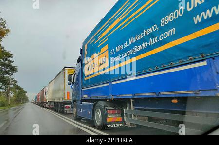 Siret, Romania - 26 settembre 2022: Fila di camion alla dogana Romania Ucraina. Foto Stock