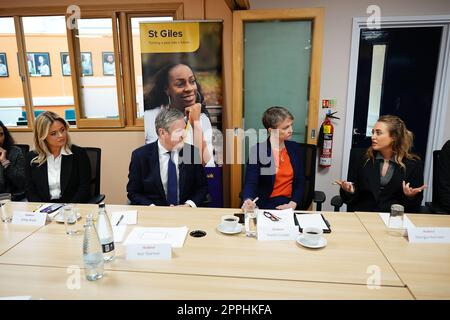 (Da sinistra a destra) Emily Atack, leader laburista Sir Keir Starmer, la segreteria della casa shadow Yvette Cooper e Georgia Harrison partecipano a una tavola rotonda sulla lotta alla violenza contro le donne e le ragazze al St Giles Trust di Camberwell, nel sud di Londra. Data immagine: Lunedì 24 aprile 2023. Foto Stock