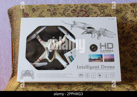 Kiev, Ucraina - 30 maggio 2021: Drone portatile confezionato in primo piano in confezione Foto Stock