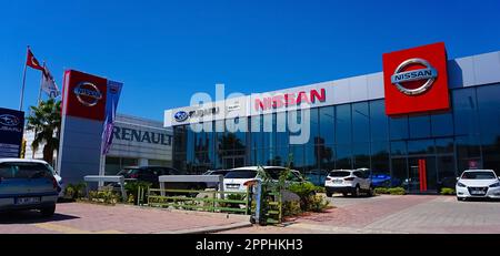 Antalya, Turchia - 17 settembre 2022: Cartello della concessionaria Nissan di fronte al negozio dello showroom Foto Stock