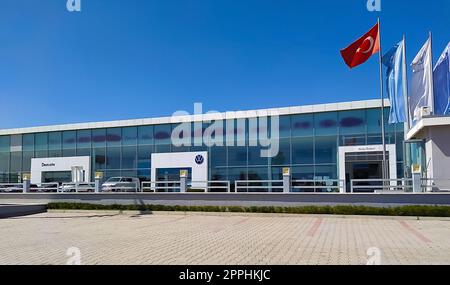 Istanbul, Turchia - 16 settembre 2022: Negozi Volkswagen e cartelloni pubblicitari Foto Stock