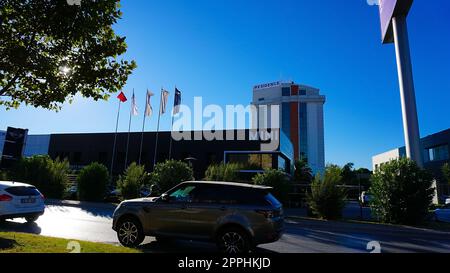 Antalya, Turchia - 17 settembre 2022: Logo mini e testo del marchio sull'edificio del negozio di automobili presso il concessionario Mini Cooper Foto Stock