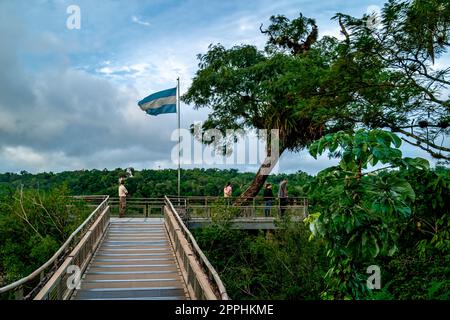 Bandiera argentina sul belvedere alle cascate di Iguazu Foto Stock