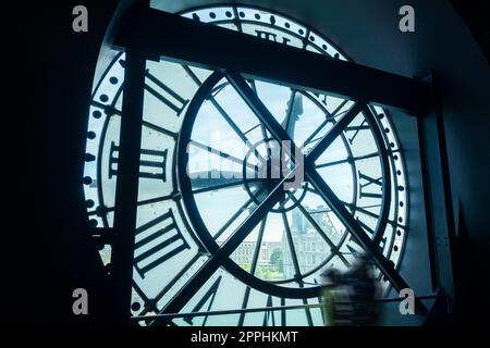 Antico orologio trasparente nel museo d'Orsay. Parigi Foto Stock