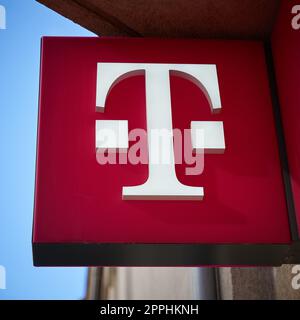 Segno illuminato di una filiale Telekom nel centro della città di Swinoujscie in Polonia Foto Stock