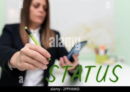 Simbolo di testo che mostra lo stato. Parola scritta sulla situazione in un momento particolare durante una posizione professionale di processo Foto Stock