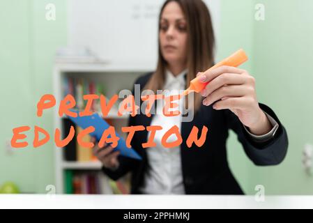 Scrittura a mano segno Istruzione privata. Concetto che significa appartenenza per utilizzare persone particolari o gruppi di persone Foto Stock