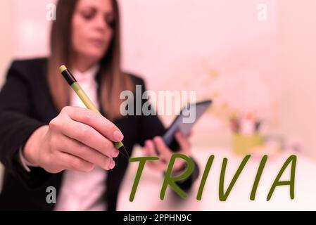 Scrittura a mano del testo Trivia. La vetrina aziendale dettagli considerazioni pezzi informazioni poca importanza o valore Foto Stock