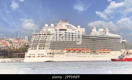 Regal Princess, enorme nave da crociera ormeggiata a Galataport, Bosphorus ditrict, Karakoy, Istanbul, Turchia Foto Stock