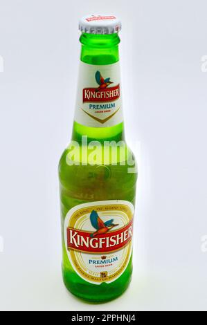 Primo piano di una bottiglia di birra lager Kingfisher Premium su sfondo bianco Foto Stock