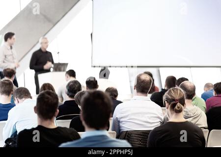 Speeker maschio avente parlare di evento pubblico. Foto Stock