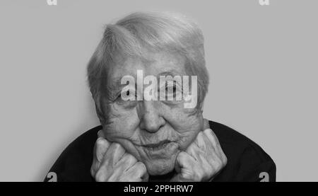 Ritratto in bianco e nero di una donna anziana. Primo piano. Foto Stock