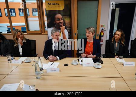 (Da sinistra a destra) Emily Atack, leader laburista Sir Keir Starmer, segretaria della casa ombra Yvette Cooper e Georgia Harrison partecipano a una tavola rotonda sulla lotta alla violenza contro le donne e le ragazze al St Giles Trust di Camberwell, nel sud di Londra. Data immagine: Lunedì 24 aprile 2023. Foto Stock