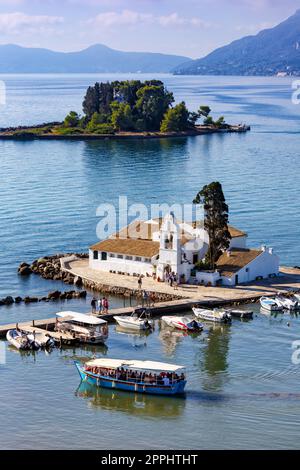 Corfù Grecia Vlachernon Vlacherna chiesa cappella formato ritratto isola Kanoni viaggi barche da mare Foto Stock
