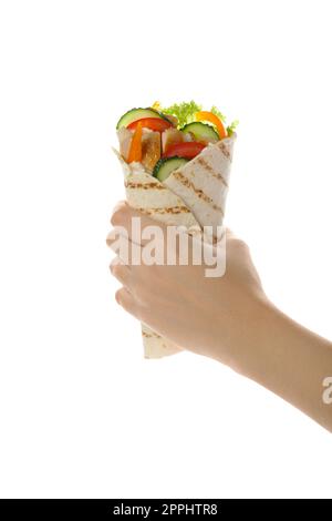 Donna che tiene gustoso shawarma di pollo su sfondo bianco, primo piano Foto Stock