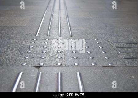 Piastrelle per pavimenti con indicatori tattili della superficie del terreno, vista in primo piano Foto Stock