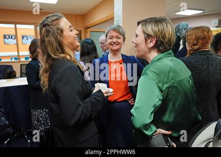 (Da sinistra a destra) Georgia Harrison, la segretaria della casa ombra Yvette Cooper e Jess Phillips partecipano ad una tavola rotonda sulla lotta alla violenza contro le donne e le ragazze al St Giles Trust di Camberwell, nel sud di Londra. Data immagine: Lunedì 24 aprile 2023. Foto Stock