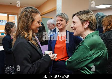 (Da sinistra a destra) Georgia Harrison, la segretaria della casa ombra Yvette Cooper e Jess Phillips partecipano ad una tavola rotonda sulla lotta alla violenza contro le donne e le ragazze al St Giles Trust di Camberwell, nel sud di Londra. Data immagine: Lunedì 24 aprile 2023. Foto Stock