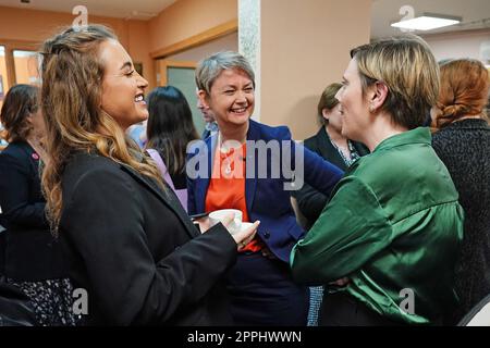 (Da sinistra a destra) Georgia Harrison, la segretaria della casa ombra Yvette Cooper e Jess Phillips partecipano ad una tavola rotonda sulla lotta alla violenza contro le donne e le ragazze al St Giles Trust di Camberwell, nel sud di Londra. Data immagine: Lunedì 24 aprile 2023. Foto Stock