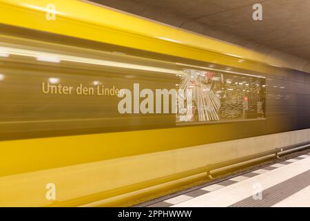 Stazione della metropolitana U-Bahn di Berlino Unter den Linden in Germania Foto Stock