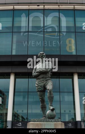 Wembley Stadium, Londra, Regno Unito. 24th aprile 2023. Sono in corso celebrazioni per commemorare il 100th° compleanno dello stadio nazionale inglese. Lo Stadio di Wembley segna il centenario con un'esposizione che cambia in vista del suo 100th° anniversario il 28th aprile. Aperto per la prima volta come Empire Stadium nel 1923, è stato sede di alcuni dei momenti più storici e memorabili del secolo scorso. Dalle Olimpiadi del 1948, dalla Coppa del mondo del 1966, Live Aid nel 1985, all’EURO delle donne nel 2022. Foto di Amanda Rose/Alamy Live News Foto Stock