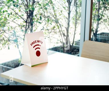 Etichetta con cartello wifi gratuito per i clienti sul tavolo del ristorante fastfood Foto Stock