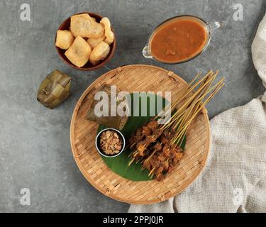 Sate Padang. Satay di manzo piccante di Padang, West Sumatra. Servito con salsa di curry piccante e Longong o Ketupat. Copia spazio per testo Foto Stock