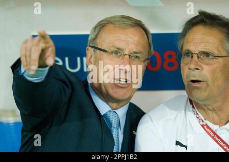 FOTO DI ARCHIVIO: Josef HICKERSBERGER compie 75 anni il 27 aprile 2023, il coach Josef 'Pepi' HICKERSBERGER partì., AUT; discusso con il co-coach Peter PERSIDIS, ritratto a metà lunghezza, gesto, round preliminare gruppo B, Austria (AUT) - Polonia (POL) 1:1, il 12 giugno 2008 a Vienna; Soccer EM 2008 in Svizzera/Austria dal 07,06. - 06/29/2008; ?Sven Simon # Princess-Luise-Str. 41 # 45479 M uelheim/R uhr # tel. 0208/9413250#fax. 0208/9413260 # conto 1428150 Commerzbank Essen BLZ 36040039 # www.SvenSimon.net. Foto Stock