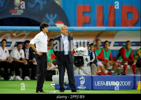 FOTO DI ARCHIVIO: Josef HICKERSBERGER turns 75 il 27 aprile 2023, il coach nazionale Joachim Jogi LOEW (GER) si trova accanto a Josef HICKERSBERGER, il coach AUT-entrambi sono riferiti alla tribuna. Euro2008, turno preliminare B, Austria (AUT)-Germania (GER) il 16th giugno. 2008 a Vienna. Calcio EM 2008 in Svizzera/Austria dal 07,06. - 06/29/2008; ?Sven Simon # Princess-Luise-Str. 41 # 45479 M uelheim/R uhr # tel. 0208/9413250#fax. 0208/9413260 # conto 1428150 Commerzbank Essen BLZ 36040039 # www.SvenSimon.net. Foto Stock