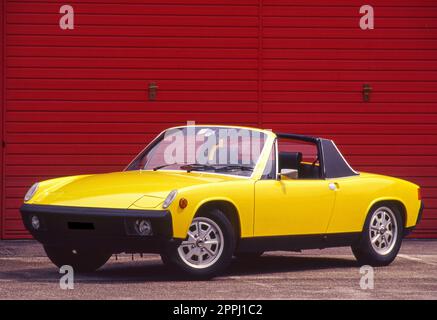 Stoccarda, Germania. 24th Apr, 2023. Zuffenhausen, Stoccarda, Germania, 24 aprile 2023, 1970 Porsche 914 durante Porsche - tutti i modelli - Historical Motors Credit: Live Media Publishing Group/Alamy Live News Foto Stock