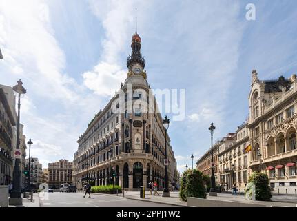 Edificio della metropoli in Gran via a Madrid, Spagna Foto Stock