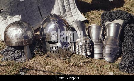 armatura knight, caschi e accessori, tutto ciò che i fan dei marchi medievali amano Foto Stock