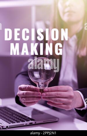 Scrittura visualizzazione testo processo decisionale. Parola scritta sopra per scegliere l'opzione migliore per parare con la situazione attuale Foto Stock
