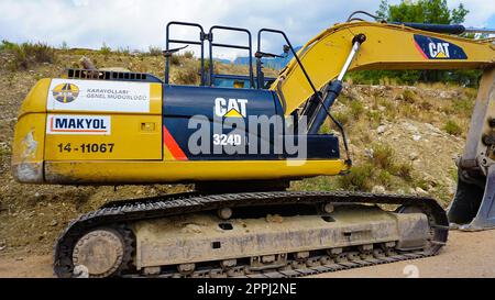 Bucarest, Romania - 12 settembre 2022: Caricamento di ghiaia nella carrozzeria della vettura sulla costruzione di una diga di protezione Foto Stock