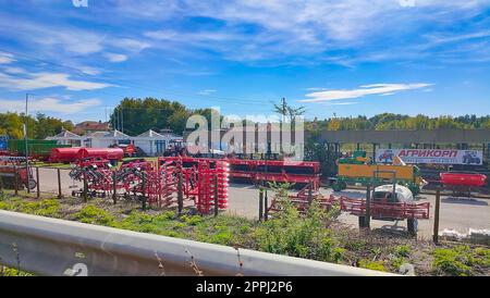 Nessebar, Bulgaria - 25 settembre 2022: Attrezzature per l'agricoltura, macchine presentate in un negozio agricolo in Bulgaria. Foto Stock