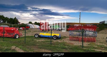 Bacau, Romania - 11 settembre 2022: Seminatrice e aratro a dischi di grandi dimensioni Gaspardo, traino per trattori su campi di aratura Foto Stock