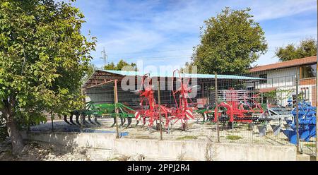 Bucarest, Romania - 25 settembre 2022: Macchine agricole moderne per la semina e la raccolta Foto Stock