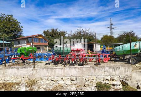 Bucarest, Romania - 25 settembre 2022: Macchine agricole moderne per la semina e la raccolta Foto Stock