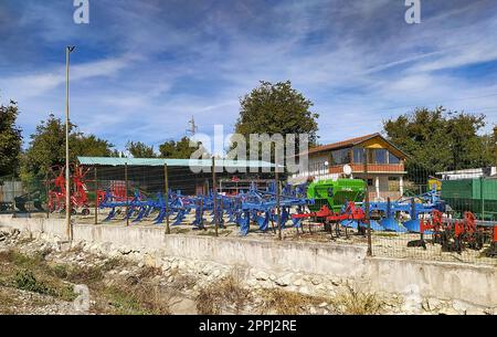 Bucarest, Romania - 25 settembre 2022: Macchine agricole moderne per la semina e la raccolta Foto Stock