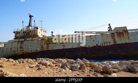Abbandonato Edro III naufragio Sulla riva del mare di Peyia, vicino a Paphos, Cipro Foto Stock