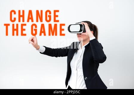 La visualizzazione concettuale cambia il gioco. Concetto che significa studio di mercato alla ricerca di potenziali clienti specifici Marketing Woman che indossa occhiali VR e che indica un messaggio importante con un solo dito. Foto Stock