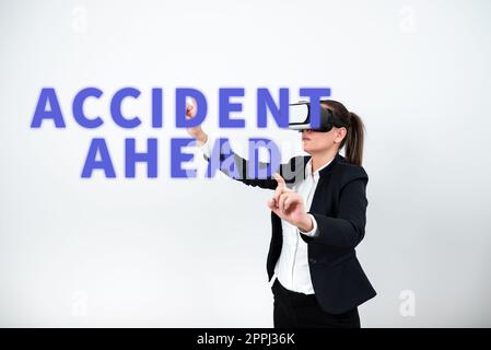 Scrittura visualizzazione del testo incidente davanti. Business idea vettore aereo posta aerea trasporto merci attraverso aereo donna che indossa occhiali VR e indica messaggi importanti con entrambe le mani Foto Stock