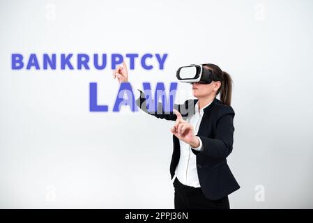 Diritto fallimentare di visualizzazione concettuale. Parola per stimolare il pensiero creativo sviluppare nuove idee discutere donna che indossa occhiali per la realtà virtuale e indica messaggi importanti con entrambe le mani Foto Stock