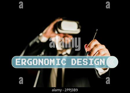 Design ergonomico della scritta a mano. Word Written on inestimabile strumento per gestire con successo i tuoi eventi Man Wear Virtual Reality Simulator Holding Pen durante l'allenamento. Foto Stock