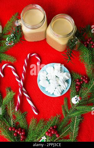 Albero di Natale, caramelle, caffè marshmellou su sfondo rosso. Felice anno nuovo Foto Stock