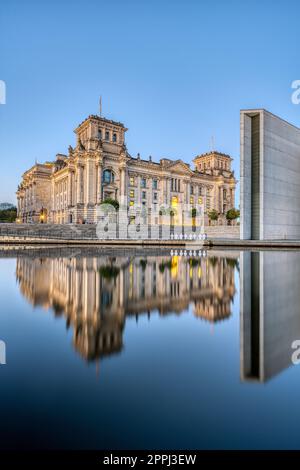 Il Reichstag a Berlino al crepuscolo si riflette nel fiume Sprea Foto Stock